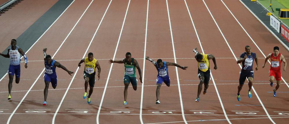 Das war knapp. Gatlin rettet sich als Erster ins Ziel.