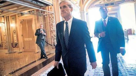 Drucksache. Präsident Trump reagierte scharf auf die Einschaltung einer Grand Jury. Das warf erneut Befürchtungen auf, er könne den Sonderermittler feuern wollen. Der lässt sich davon jedoch nicht einschüchtern. Foto: J. Scott Applewhite/dpa