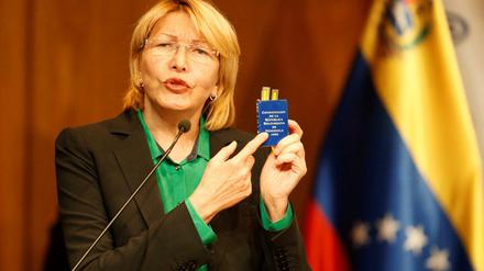 Demonstrativ trat Luisa Ortega Diaz Ende Juli mit einer Verfassung in der Hand auf.