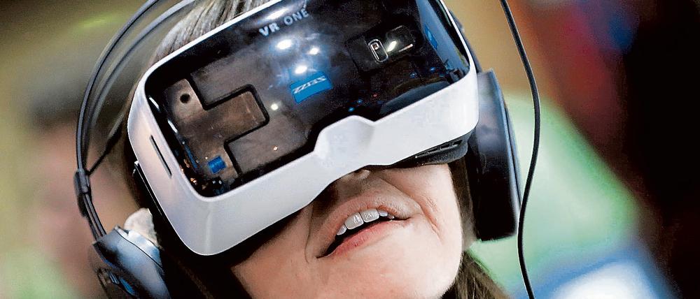 VR-Brillen kommen überwiegend bei Videospielen zum Einsatz, die Technik kann wegen der besonderen Sicht aber auch den den Journalismus verändern.