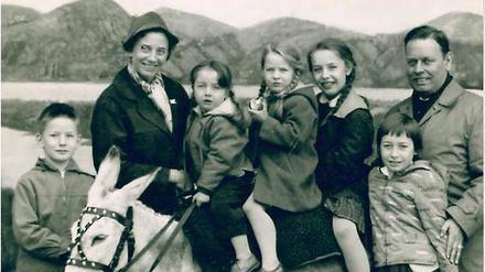 Die Autorin (links auf dem Esel) mit ihrer Familie am Drachenfels.