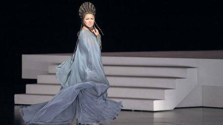 Die Sklavin als Herrin. Anna Netrebko im Verdi-Bühnenbild von Christian Schmidt. 