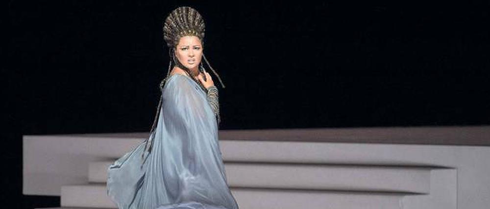 Die Sklavin als Herrin. Anna Netrebko im Verdi-Bühnenbild von Christian Schmidt.