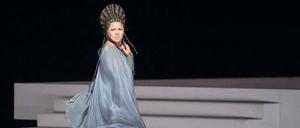 Die Sklavin als Herrin. Anna Netrebko im Verdi-Bühnenbild von Christian Schmidt. 