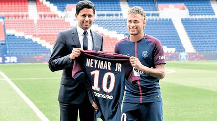 Willkommen in Paris. Der brasilianische Superstar Neymar wurde am Freitag von PSG-Präsident Nasser al Chelaifi an seiner neuen Wirkungsstätte empfangen.
