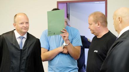 Der Angeklagte kommt am Freitag in Dessau-Roßlau in den Gerichtssaal.