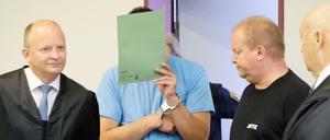 Der Angeklagte kommt am Freitag in Dessau-Roßlau in den Gerichtssaal.