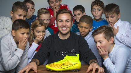 Mario Götze, Fußball-Weltmeister, präsentiert den Schuh, mit dem er den Siegtreffer erzielte.