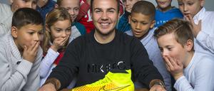Mario Götze, Fußball-Weltmeister, präsentiert den Schuh, mit dem er den Siegtreffer erzielte.