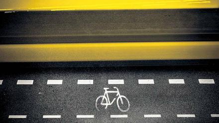 Die meisten Radspuren auf Berliner Fahrbahnen sind zu schmal.