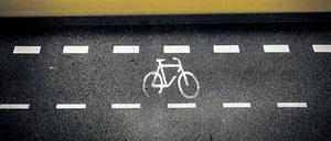 Die meisten Radspuren auf Berliner Fahrbahnen sind zu schmal. 