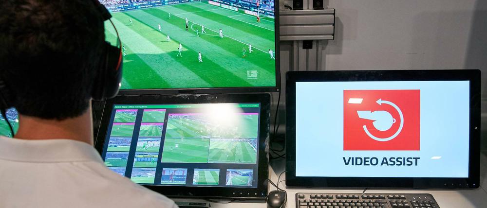 Die Videoassistenten haben alle Spiele, die parallel laufen, auf ihrem Bildschirm.