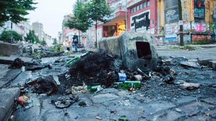 Eine verbrannte Mülltonne und verbrannter Unrat nach Krawallen im Schanzenviertel.