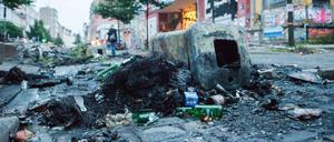 Eine verbrannte Mülltonne und verbrannter Unrat nach Krawallen im Schanzenviertel.