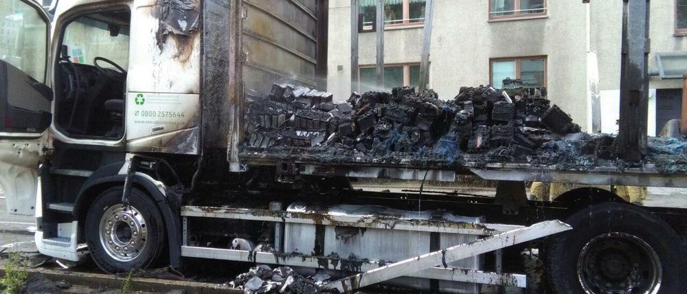 Der Lkw war mit Alt-Batterien beladen.