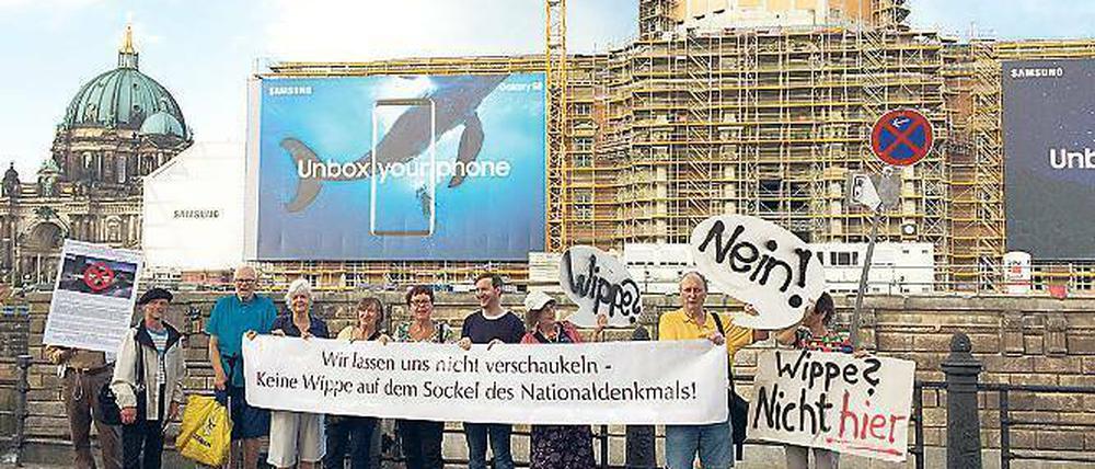 Aktivisten vor dem Stadtschloss