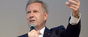 Der ehemalige Bundespräsident Christian Wulff erhält etwa 240.000 Euro Ehrensold im Jahr - und arbeitet dennoch zusätzlich.