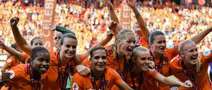 Feier beim Nachbarn. Die Spielerinnen aus den Niederlanden jubeln mit dem Pokal über ihren Sieg. 