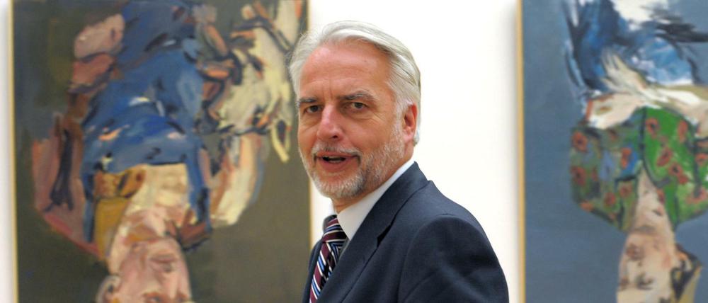 Martin Roth 2010 im Dresdner Albertinum vor Gemälden von Georg Baselitz.