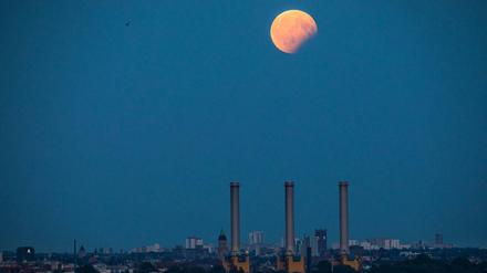 Blick auf die partielle Mondfinsternis über Berlin.