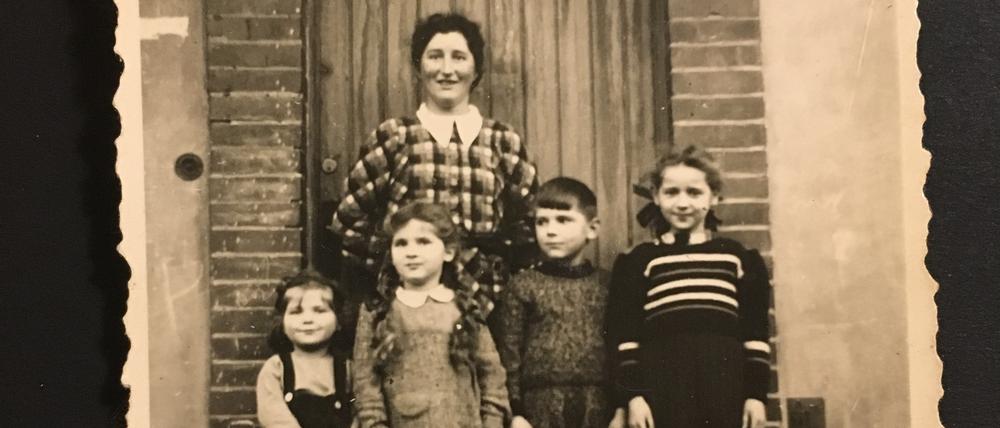 Foto von Else Schott, der Großmutter der Autorin, mit den Kindern Edda, Helga, Heinrich und Gisela vor dem Eisvogelweg 5 in Zehlendorf im Jahr 1942.