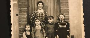 Foto von Else Schott, der Großmutter der Autorin, mit den Kindern Edda, Helga, Heinrich und Gisela vor dem Eisvogelweg 5 in Zehlendorf im Jahr 1942.
