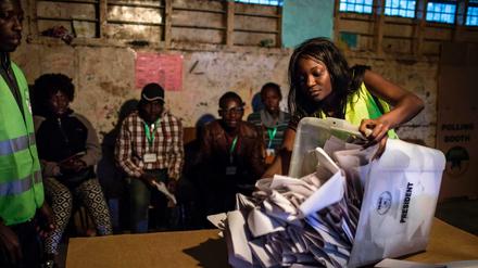 In einem Wahllokal in Nairobi wird eine Box mit Stimmzetteln geöffnet. 