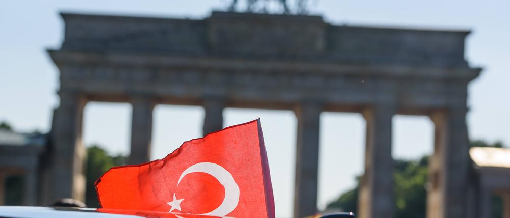 Feature Bild Türkischer Hochzeitsautokorso Deutschland, Berlin - 07.06.2019: Im Bild ist eine türkische Fahne am Dach eines Autos und im Hintergrund ist das Brandenburger Tor zu sehen. Berlin Berlin Deutschland *** Feature Picture Turkish Wedding Car Corso Germany, Berlin 07 06 2019 In the picture is a Turkish flag on the roof of a car and in the background is the Brandenburg Gate Berlin Berlin Germany  