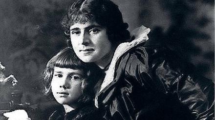 Gegen die Wand. Thea Sternheim mit ihrer Tochter Dorothea 1915/16.