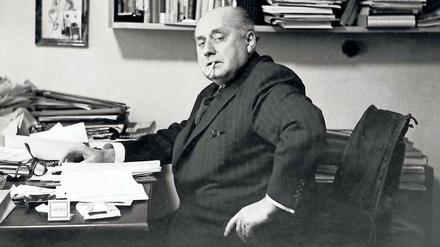 Gottfried Benn 1955 in seiner Berliner Wohnung.