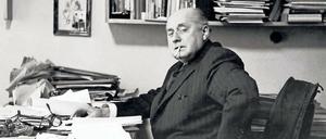 Gottfried Benn 1955 in seiner Berliner Wohnung.