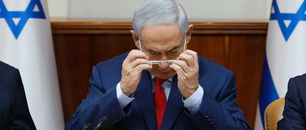 Den israelischen Ministerpräsidenten Benjamin Netanjahu bringen die Ermittlungen gegen ihn in Bedrängnis.