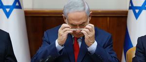 Den israelischen Ministerpräsidenten Benjamin Netanjahu bringen die Ermittlungen gegen ihn in Bedrängnis.