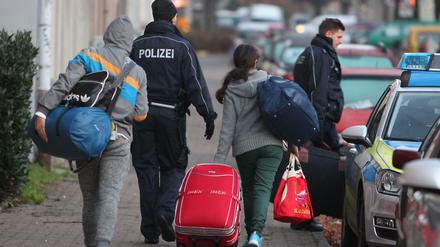 Abgelehnte Asylbewerber werden in Leipzig zum Transport zum Flughafen abgeholt.
