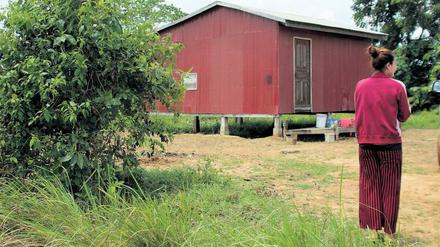 Rückkehrerin. Naly Khean ist ihren Besitzern in Thailand entkommen, schaffte es zurück in ihr Heimatdorf in Kambodscha. Aus Angst will sie nicht erkannt werden.