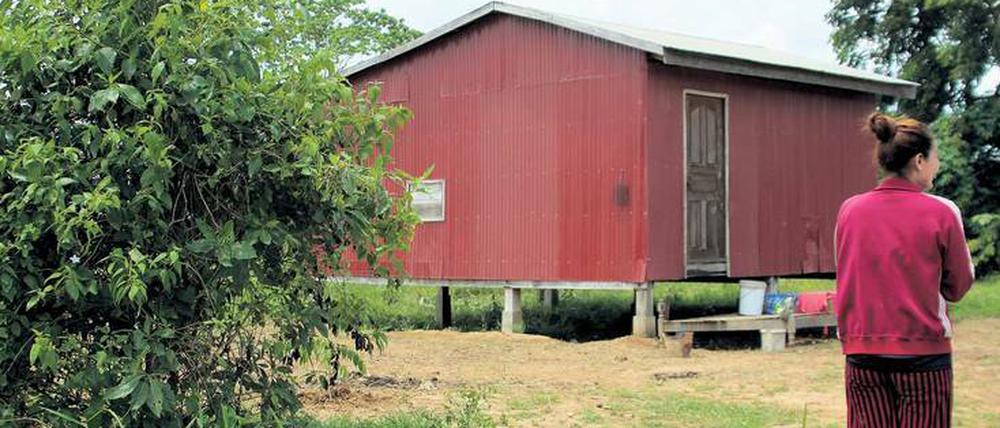 Rückkehrerin. Naly Khean ist ihren Besitzern in Thailand entkommen, schaffte es zurück in ihr Heimatdorf in Kambodscha. Aus Angst will sie nicht erkannt werden.