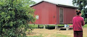 Rückkehrerin. Naly Khean ist ihren Besitzern in Thailand entkommen, schaffte es zurück in ihr Heimatdorf in Kambodscha. Aus Angst will sie nicht erkannt werden.