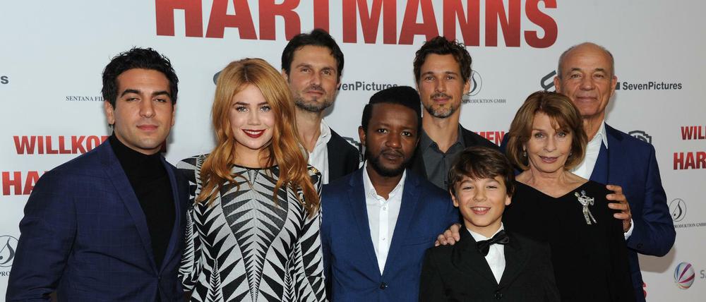 Das Team der Erfolgskomödie "Willkommen bei den Hartmanns": Elyas M'Barek (l-r), Palina Rojinski, der Regisseur Simon Verhoeven, Eric Kabongo, Marinus Hohmann, Florian David Fitz, Senta Berger und Heiner Lauterbach.