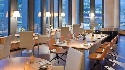 Modernes Ambiente - und ein netter Blick auf ein Stück City West: das Restaurant44 im Swissôtel in Wilmersdorf.