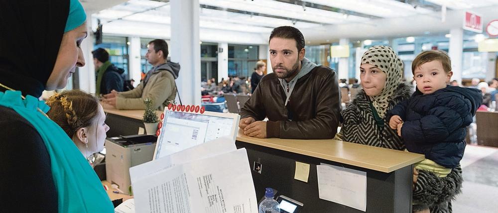 Flüchtlinge - hier in Berlin-Wilmersdorf - werden registriert. Im "Ausländerzentralregister" allerdings stehen auch Europäer, deren Status sich von dem Deutscher kaum unterscheidet.