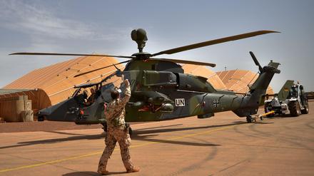 Ein Kampfhubschrauber "Tiger" wird aus einem Hangar in Mali gezogen.