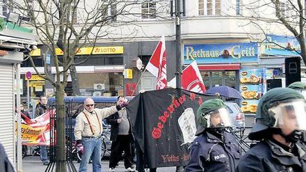 In Neukölln gibt es eine kleine – aber sehr aktive – Neonazi-Clique. Das Bild zeigt eine rechtsextreme Demonstration 2014.