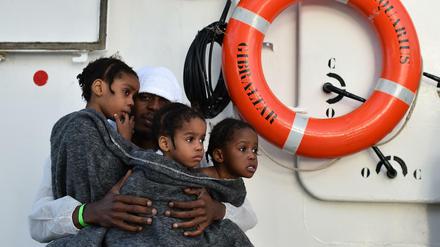Ein geflüchteter Vater und seine drei Töchter an Bord der "Aquarius" vor einem Jahr.