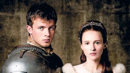 Mehr als nur Ausstattung und Kostüm. Maximilian von Habsburg (Jannis Niewöhner) und Maria von Burgund (Christa Théret) im ZDF-Dreiteiler „Das Spiel um Macht und Liebe“, der Anfang Oktober gezeigt wird. 