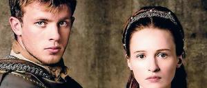 Mehr als nur Ausstattung und Kostüm. Maximilian von Habsburg (Jannis Niewöhner) und Maria von Burgund (Christa Théret) im ZDF-Dreiteiler „Das Spiel um Macht und Liebe“, der Anfang Oktober gezeigt wird. 