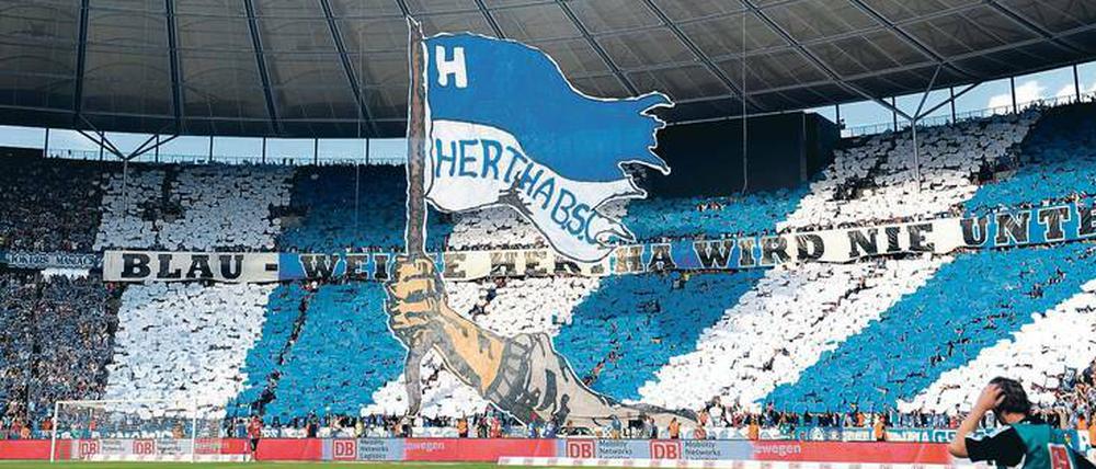 Wieder an der Spitze. Am 6. August 2011 feierten die Hertha-Fans die Rückkehr ihres Vereins in die 1. Bundesliga. Foto: Rainer Jensen/dpa