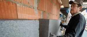 Die Wärmedämmung von Fassaden hat häufig kaum Effekt - und ist dazu nicht eben brandhemmend.