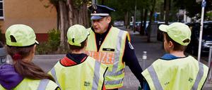 Schülerlotsen sichern für ihre Mitschüler an gefährlichen Stellen den Schulweg, um ihnen unfallfrei über die Straße zu helfen.