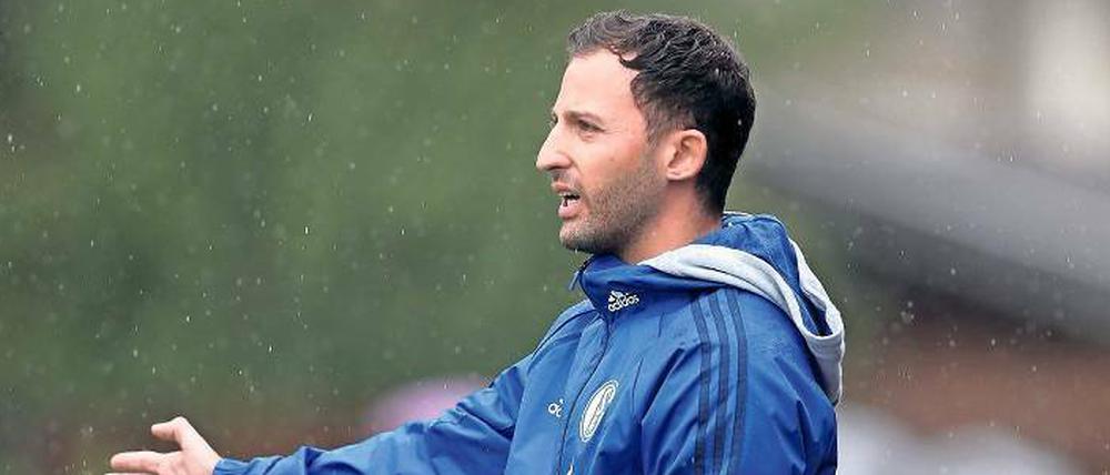 Voller Elan. Domenico Tedesco setzt bei der Schalker Mannschaft auf viel Kommunikation. 