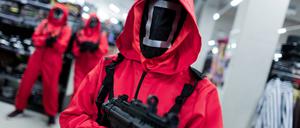Kostüme angelehnt an die Netflix-Serie Squid Game sind derzeit beliebt, auch zu Halloween.